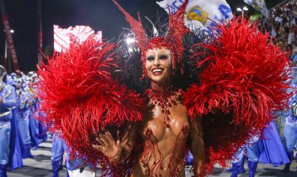 Sabrina Sato se fantasia de vampiro e usa tapa-sexo no Rio