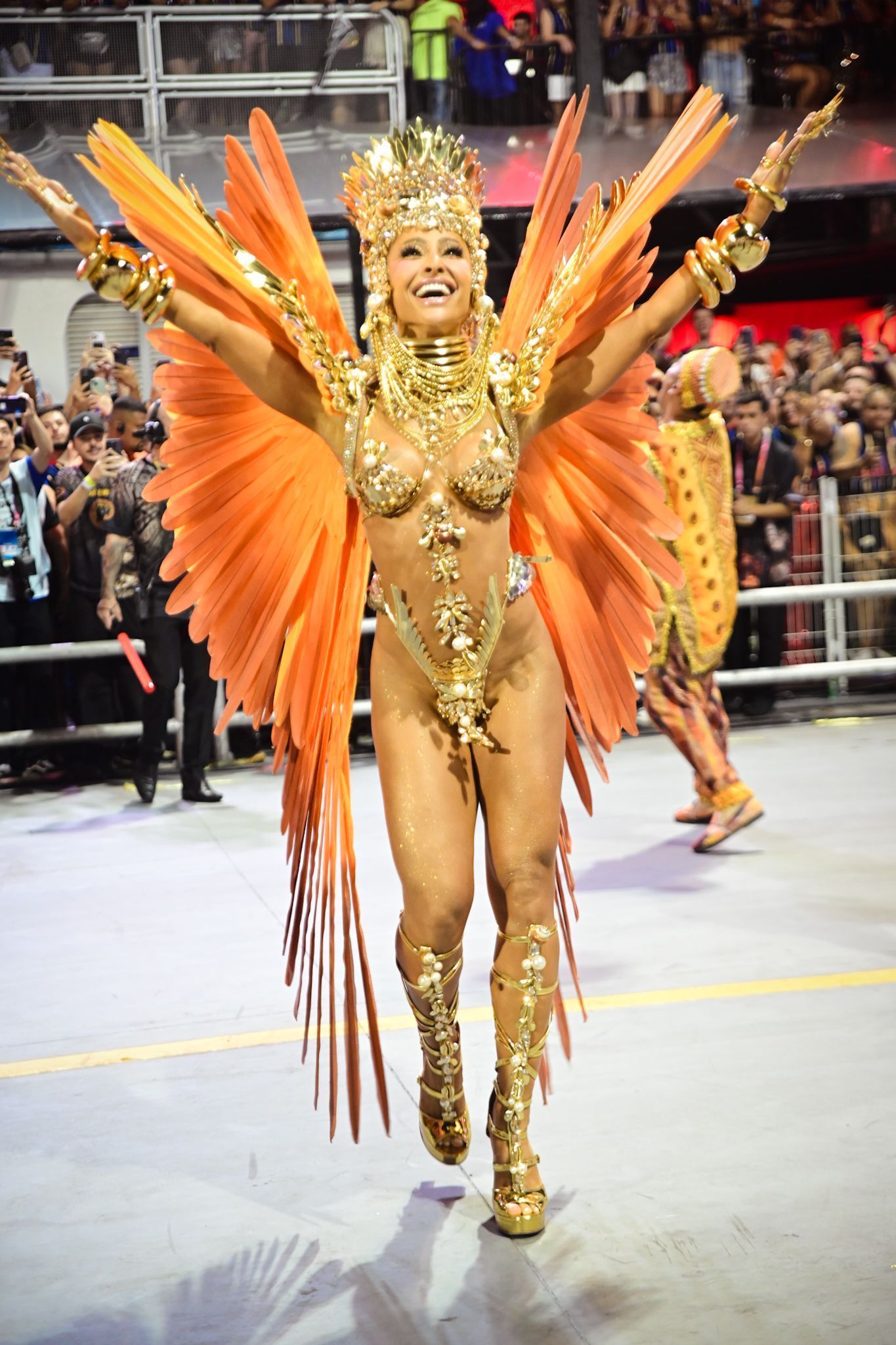 Sabrina Sato com fantasia banhada a ouro no desfile da Gaviões • Leo Franco / AgNews