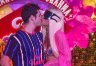 Sabrina Sato e Nicolas Prattes curtem Carnaval em clima de romance