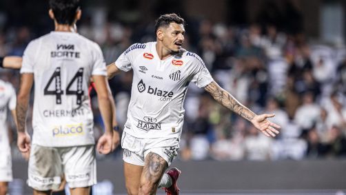 Tiquinho Soares comemora gol da goleada do Santos sobre o Coritiba em amistoso