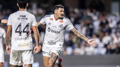 Tiquinho Soares comemora gol da goleada do Santos sobre o Coritiba em amistoso