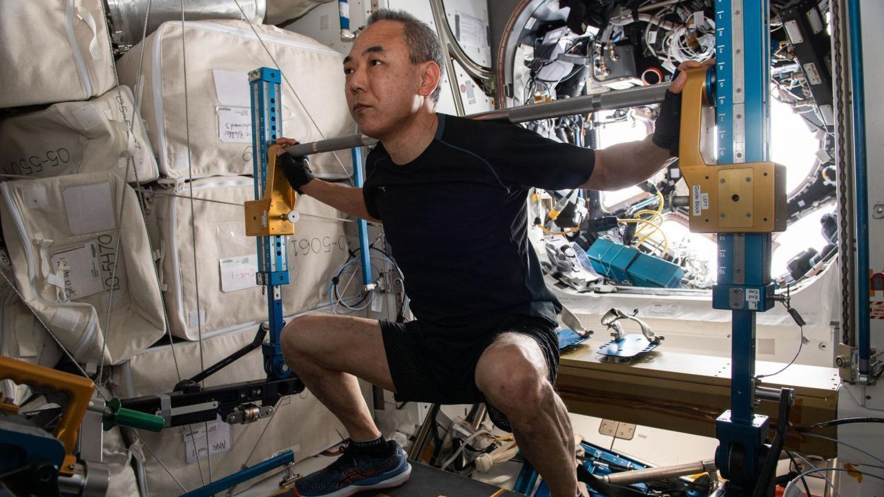 Astronauta Satoshi Furukawa da Jaxa se exercita no Dispositivo Avançado de Exercício Resistivo localizado a bordo da ISS em janeiro de 2024