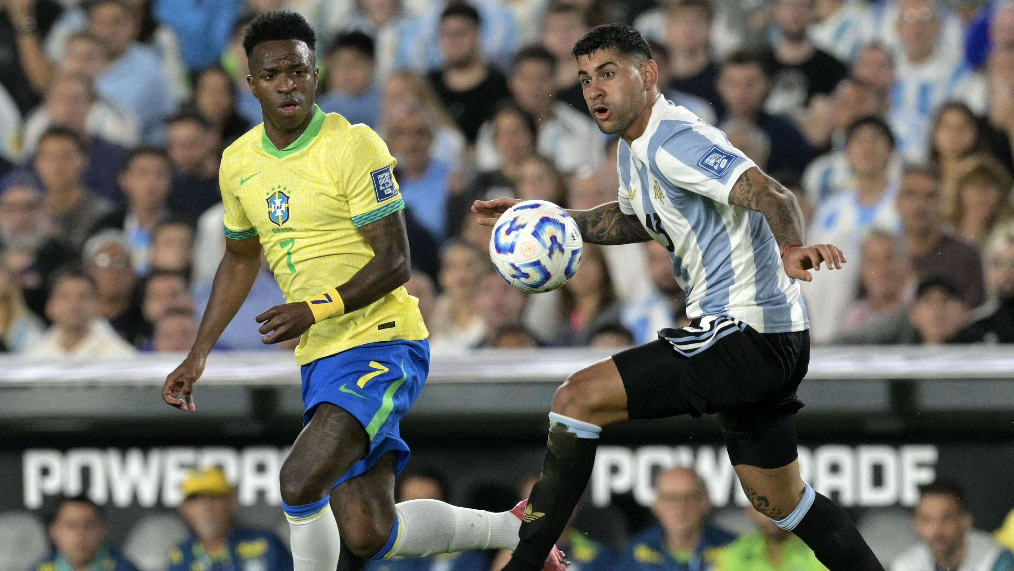 Disputa de bola durante jogo da Seleção Brasileira diante da Argentina