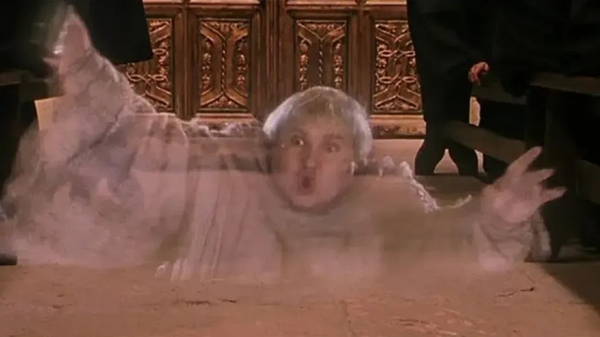 Simon Fisher Becker como um fantasma em "Harry Potter" • Divulgação/Warner Bros.