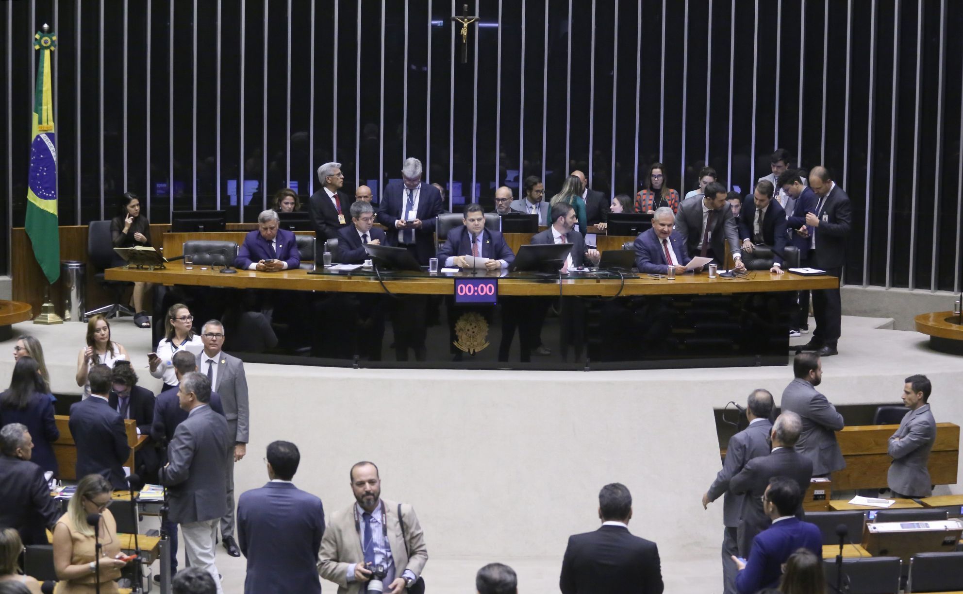 Imagem de destaque do post: Congresso atende governo e aprova Orçamento com margem para negociar cortes