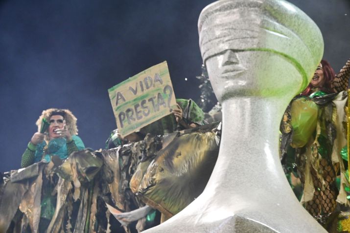 Carro alegórico fazia menção à incapacidade do estado em promover justiça para todos os cidadãos, temática central do filme Ainda Estou Aqui, estrelado por Fernanda Torres • Foto: Leo Franco e Natália Rampinelli