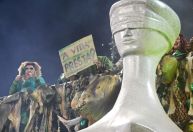 Frase de Fernanda Torres é destaque em desfile da Acadêmicos do Tatuapé