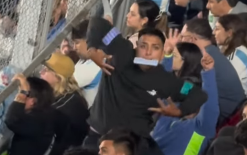 Torcedor é flagrado imitando macaco na Argentina