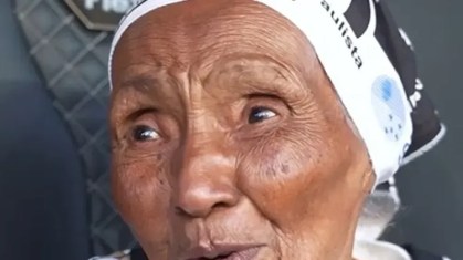 Torcedora de 97 anos se emociona ao conhecer Memphis Depay, do Corinthians