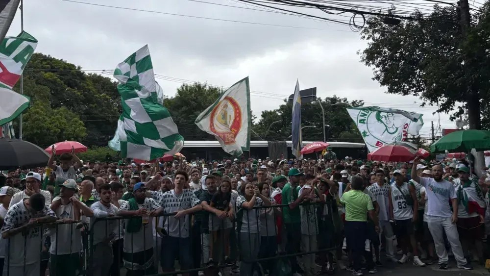 Torcedores do Palmeiras na porta da Academia de Futebol