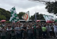 Apoio no CT: torcedores de Palmeiras e Corinthians empurram antes da final