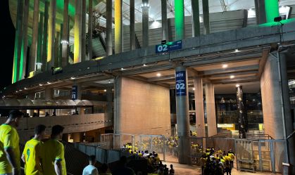 Torcida brasileira faz festa antes de partida contra a Colômbia; veja