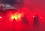 Torcida do Atlético de Madrid faz "rua de fogo" para encarar Real; veja