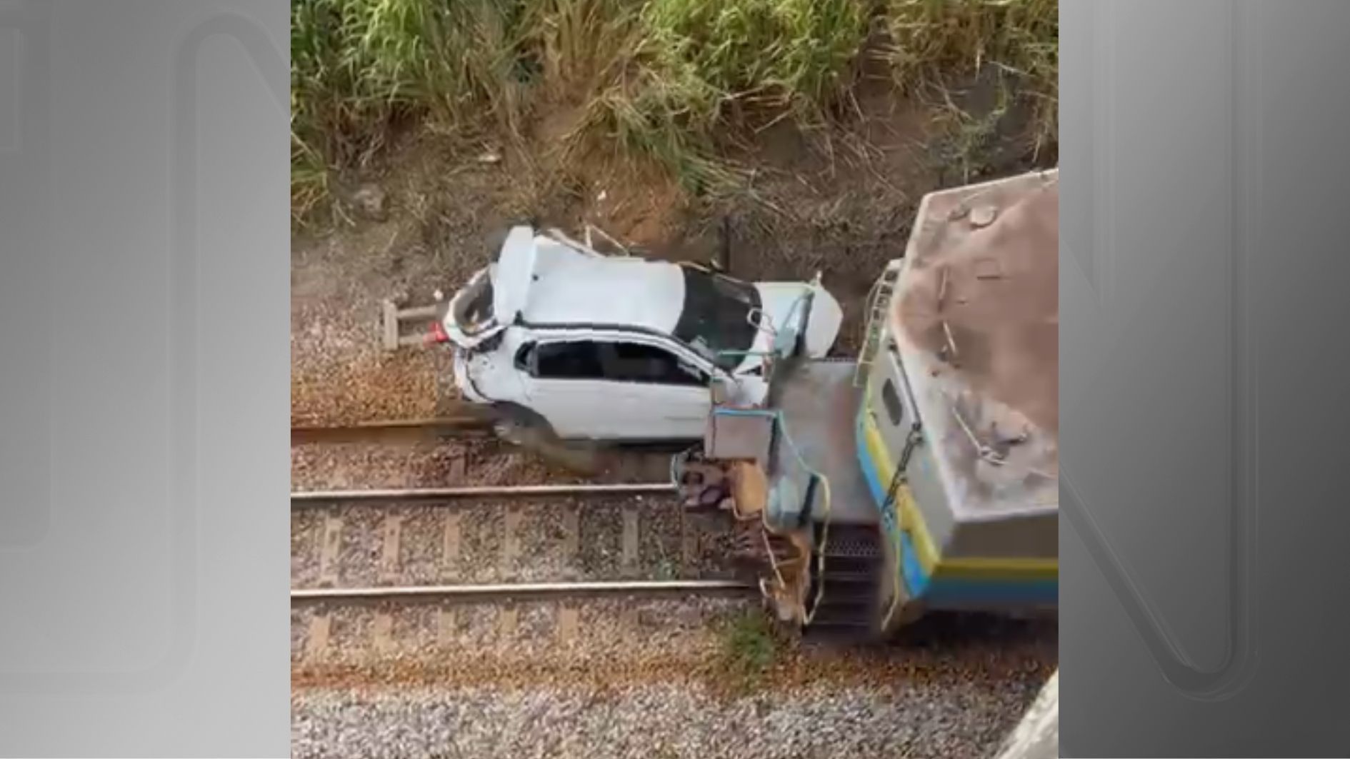 Trem atinge carro