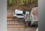 Vídeo: carro é atingido por trem de carga no interior de MG
