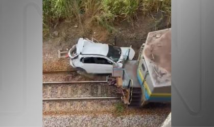 Trem atinge carro