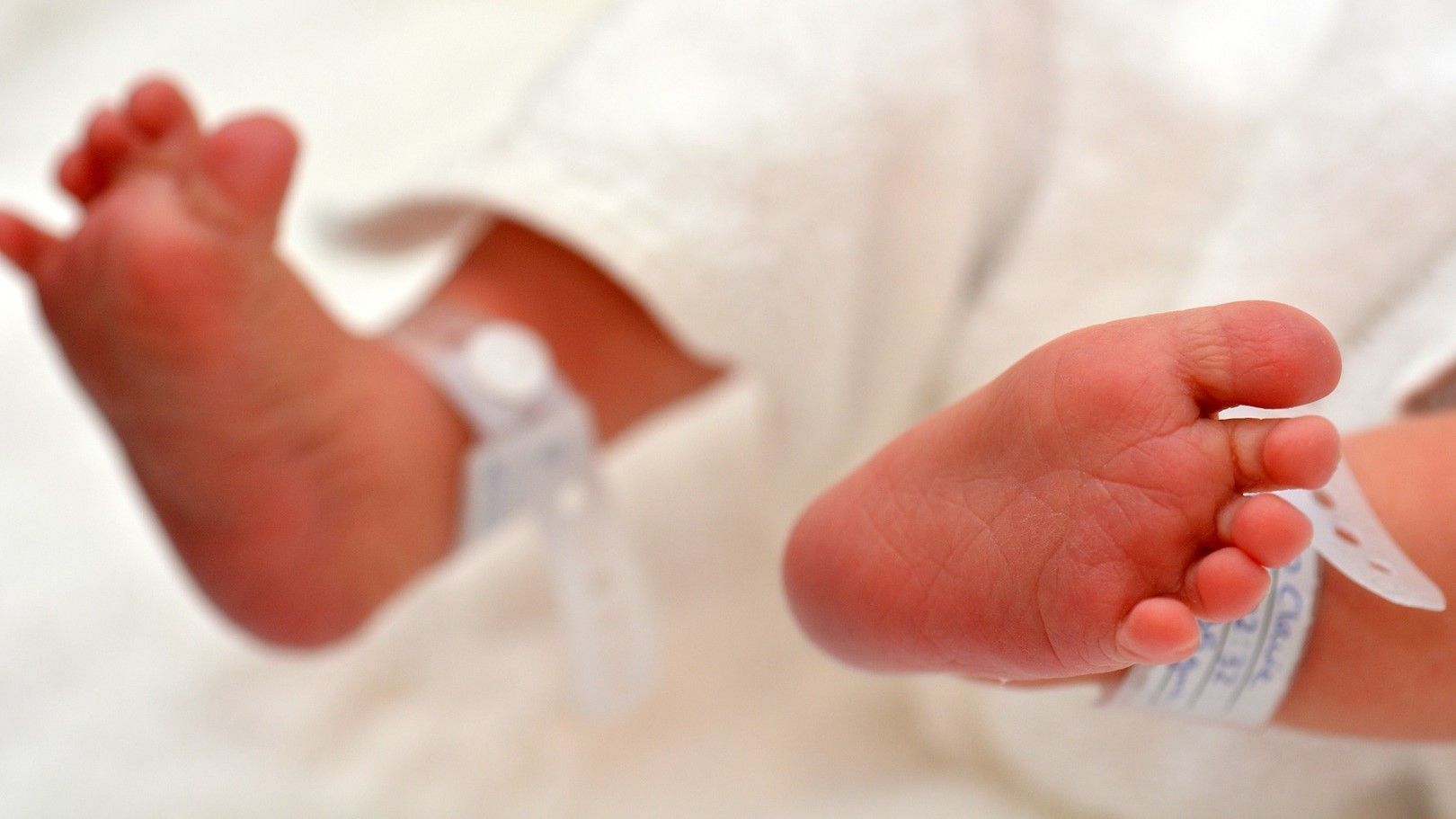 Troca de bebês na maternidade gera indenização aos pais depois de 40 anos