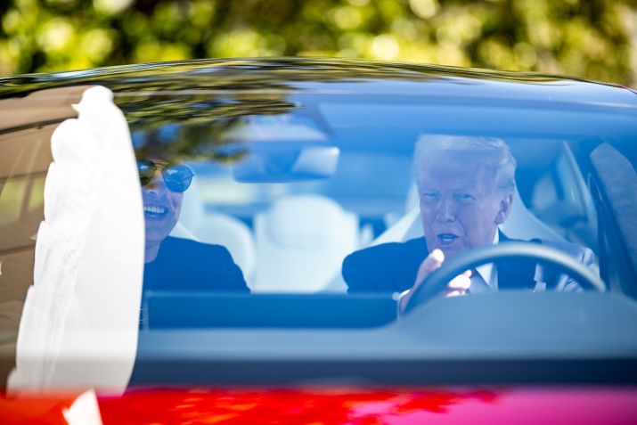 Donald Trump dentro de um Model S com o CEO da Tesla, Elon Musk • The White House/Flickr