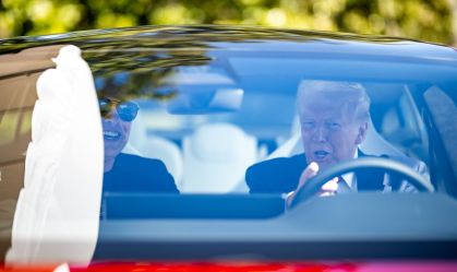 Trump planeja se desfazer de Tesla que comprou de Musk, dizem fontes