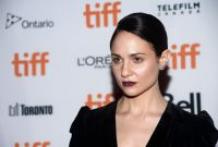 Atriz de "Downton Abbey" desabafa sobre TOC e maternidade: "Culpa imensa"