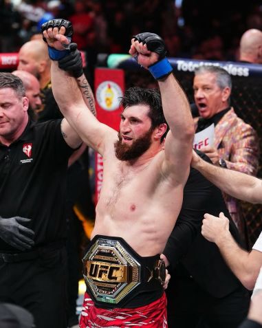 Magomed Ankalaev tirou o cinturão do brasileiro Alex Poatan no UFC 313 • Divulgação / UFC