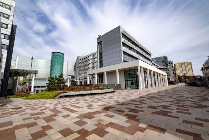 Fachada da Universidade Caledônia de Glasgow, no Reino Unido. A construção é branca