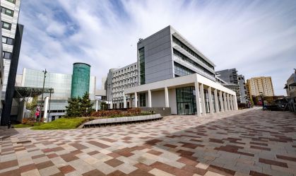 Fachada da Universidade Caledônia de Glasgow, no Reino Unido. A construção é branca