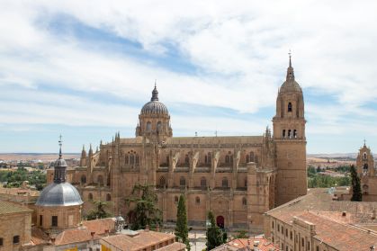 Fachada da Universidade de Salamanca, na Espanha. A construção tem duas torres principais.