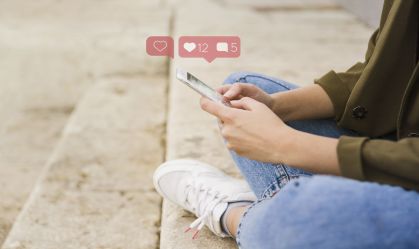 Jovem usando redes sociais