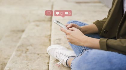 Jovem usando redes sociais