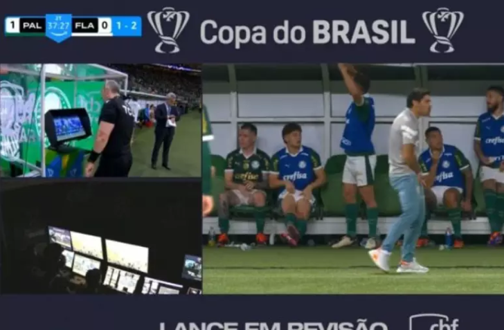 VAR revisa gesto obsceno de Abel Ferreira • Reprodução / Amazon