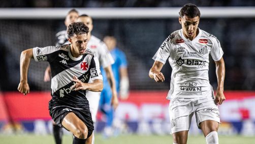 Disputa de bola em Vasco x Santos pelo Brasileirão 2025