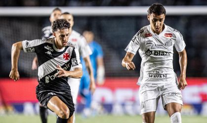 Disputa de bola em Vasco x Santos pelo Brasileirão 2025