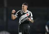 Com Vegetti decisivo e de virada, Vasco vence Santos pelo Brasileirão