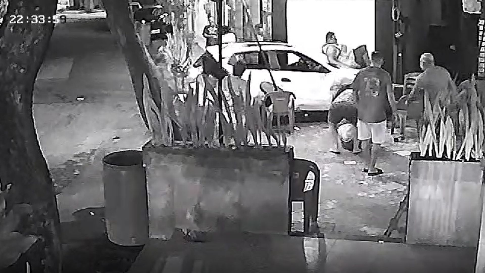Vídeo motorista de aplicativo atropela 10 pessoas e acaba preso no RJ