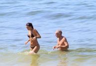 Ator francês Vincent Cassel curte praia no Rio ao lado da filha; veja fotos