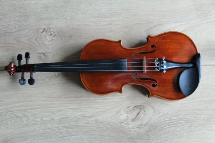 Violino em uma mesa