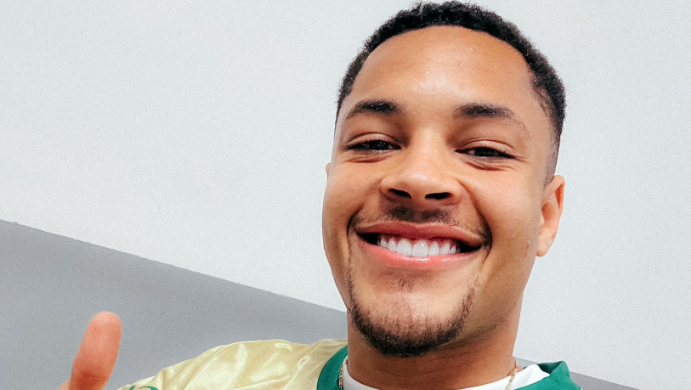 Vitor Roque veste a camisa do Palmeiras