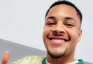 Vitor Roque desembarca no Brasil e veste camisa do Palmeiras; veja