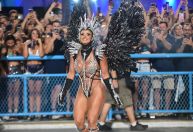 Viviane Araújo beija marido durante desfile na Sapucaí: "Sempre aqui"