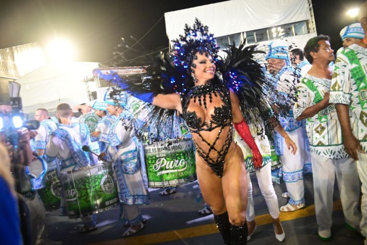 Viviane Araújo no desfile da Mancha Verde • Leo Franco e Natália Rampinelli/AgNews