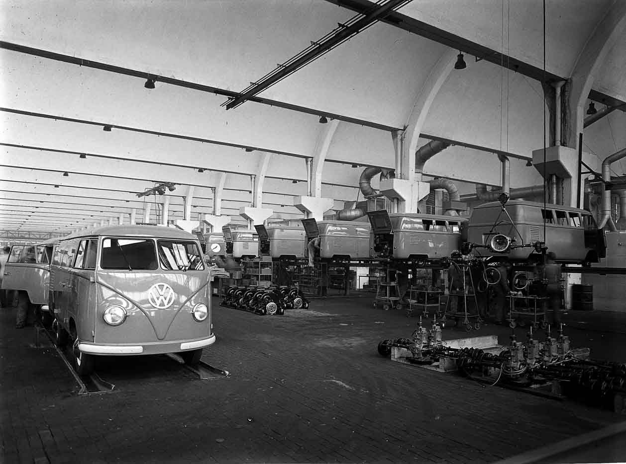 Linha de montagem da primeira Kombi em 1950 • Divulgação