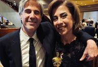 Fernanda Torres segura estatueta do Oscar em foto com Walter Salles