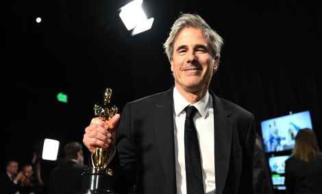 Walter Salles posa com o Oscar de Melhor Filme Internacional por "Ainda Estou Aqui" nos bastidores da 97ª edição da premiação