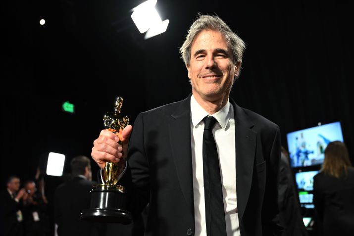 Walter Salles posa com o Oscar de Melhor Filme Internacional por "Ainda Estou Aqui" nos bastidores da 97ª edição da premiação • Richard Harbaugh/The Academy via Getty Images