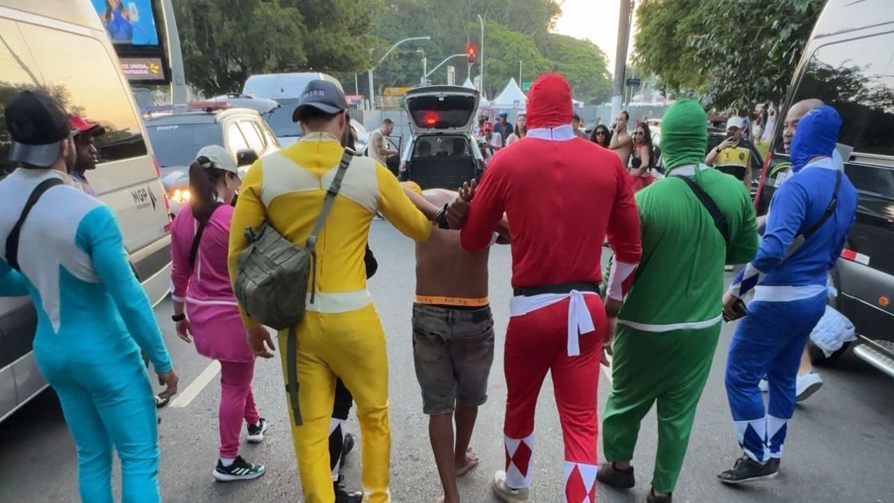 'Power rangers' prendem homem com 7 celulares em bloco no Carnaval de SP