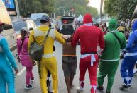 Policiais "Power Rangers" prendem homem durante carnaval de SP