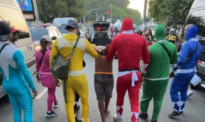 'Power rangers' prendem homem com 7 celulares em bloco no Carnaval de SP