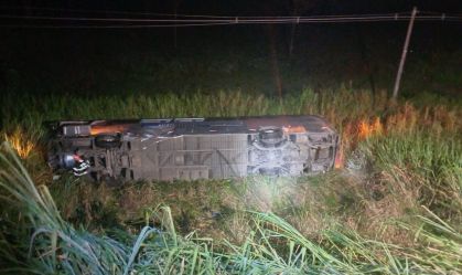 Acidente de ônibus com 45 passageiros deixa um morto no interior de SP