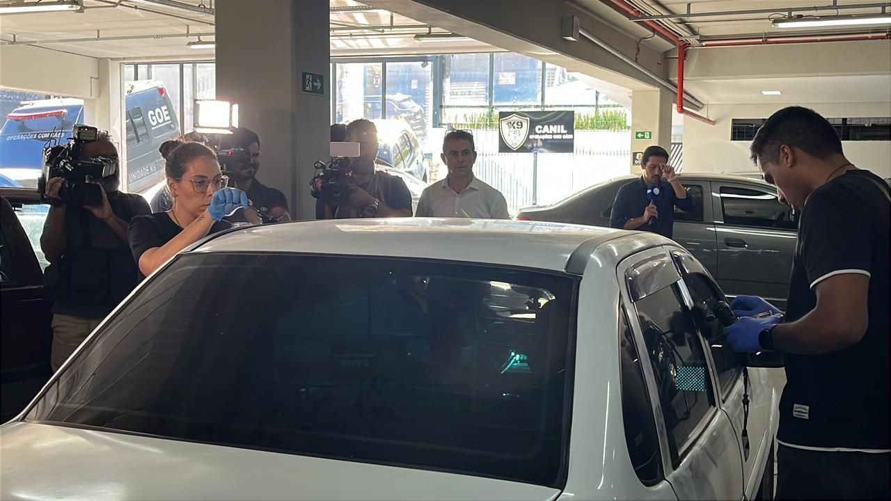 Caso Vitória: policiais fazem perícia em carro que pode ter sido usado no crime